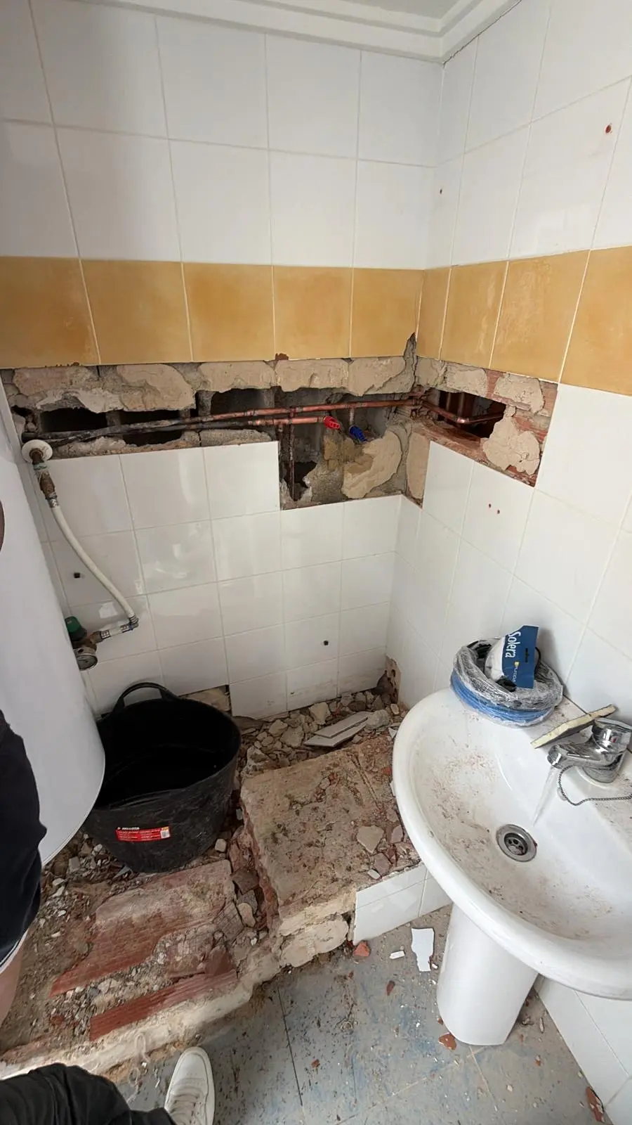 Apertura de paramentos para trasladar las instalaciones del baño