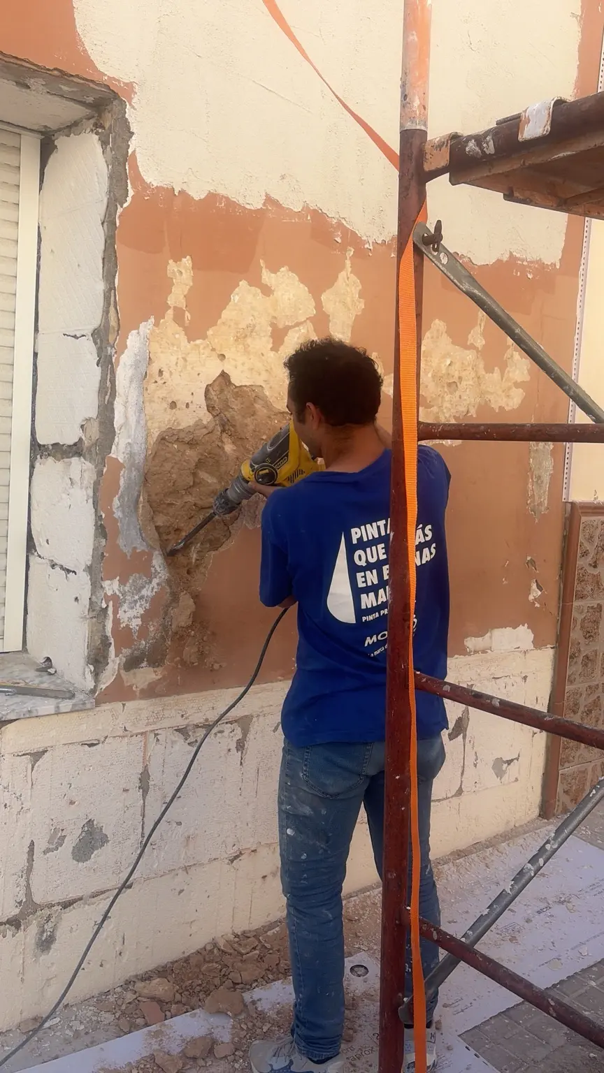 Picado del revestimiento deteriorado de la fachada