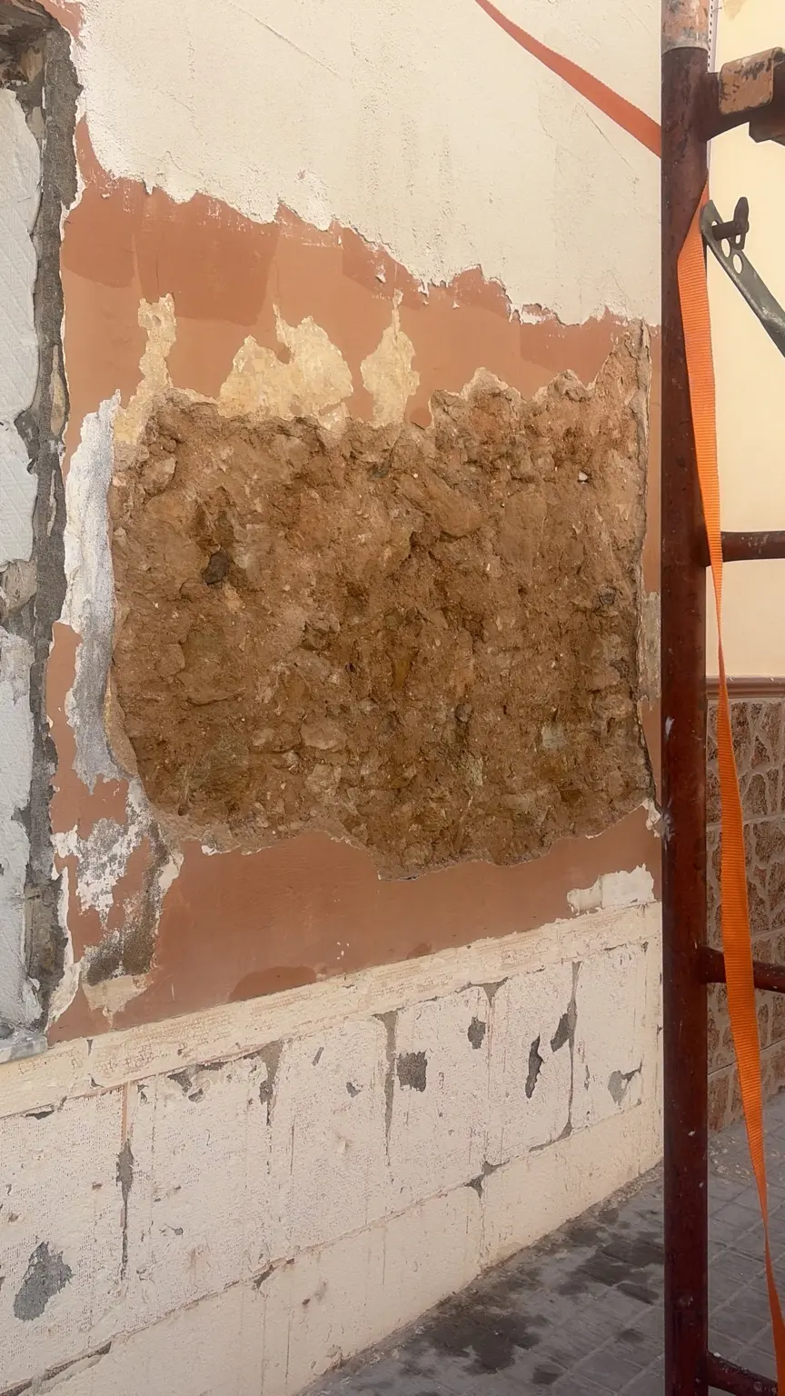 Detalle del soporte de la fachada una vez saneado