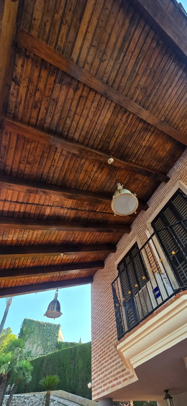 Iluminación instalada en un porche renovado por Reval
